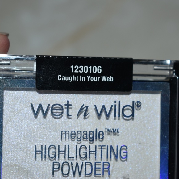 Wet n Wild Caught in Your Web Highlighting Powder - Picture 2 of 3